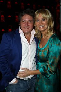 12-11-2008 SHOWBIZZ; EFFE VEEL CENTJES TE MAKKE BIJ EEN FEESTJE IN THE RED SUN. Rene en Natasja Froger en vele van hun vrienden kwamen bijeen om veel Euries te soren voor de Voedselbank. Er was veel muziek-eten-drank en een echte veilingmeester die regelrecht de euries uit je zak toverde. Junior Zegger maakte er een echt feest van en haalde ruim 300.000 euries op voor Clara en Sjaak Sies  van de voedselbank. Ook werd op deze avond besloten dat Jeroen v.d.Boom maar de nieuwe Topper moest worden. Zo ging iedereen weer tevreden naar huis met of zonder euri op zak.
foto: Albert den Iseger.