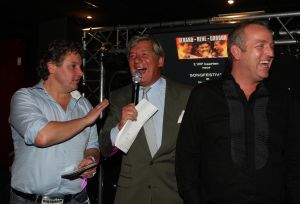 12-11-2008 SHOWBIZZ; EFFE VEEL CENTJES TE MAKKE BIJ EEN FEESTJE IN THE RED SUN. Rene en Natasja Froger en vele van hun vrienden kwamen bijeen om veel Euries te soren voor de Voedselbank. Er was veel muziek-eten-drank en een echte veilingmeester die regelrecht de euries uit je zak toverde. Junior Zegger maakte er een echt feest van en haalde ruim 300.000 euries op voor Clara en Sjaak Sies  van de voedselbank. Ook werd op deze avond besloten dat Jeroen v.d.Boom maar de nieuwe Topper moest worden. Zo ging iedereen weer tevreden naar huis met of zonder euri op zak.
foto: Albert den Iseger.