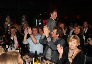 12-11-2008 SHOWBIZZ; EFFE VEEL CENTJES TE MAKKE BIJ EEN FEESTJE IN THE RED SUN. Rene en Natasja Froger en vele van hun vrienden kwamen bijeen om veel Euries te soren voor de Voedselbank. Er was veel muziek-eten-drank en een echte veilingmeester die regelrecht de euries uit je zak toverde. Junior Zegger maakte er een echt feest van en haalde ruim 300.000 euries op voor Clara en Sjaak Sies  van de voedselbank. Ook werd op deze avond besloten dat Jeroen v.d.Boom maar de nieuwe Topper moest worden. Zo ging iedereen weer tevreden naar huis met of zonder euri op zak.
foto: Albert den Iseger.