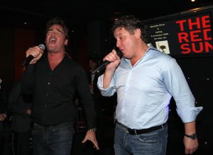 12-11-2008 SHOWBIZZ; EFFE VEEL CENTJES TE MAKKE BIJ EEN FEESTJE IN THE RED SUN. Rene en Natasja Froger en vele van hun vrienden kwamen bijeen om veel Euries te soren voor de Voedselbank. Er was veel muziek-eten-drank en een echte veilingmeester die regelrecht de euries uit je zak toverde. Junior Zegger maakte er een echt feest van en haalde ruim 300.000 euries op voor Clara en Sjaak Sies  van de voedselbank. Ook werd op deze avond besloten dat Jeroen v.d.Boom maar de nieuwe Topper moest worden. Zo ging iedereen weer tevreden naar huis met of zonder euri op zak.
foto: Albert den Iseger.