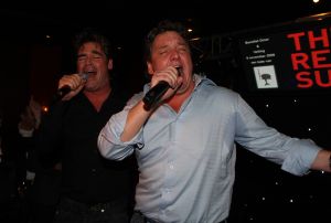 12-11-2008 SHOWBIZZ; EFFE VEEL CENTJES TE MAKKE BIJ EEN FEESTJE IN THE RED SUN. Rene en Natasja Froger en vele van hun vrienden kwamen bijeen om veel Euries te soren voor de Voedselbank. Er was veel muziek-eten-drank en een echte veilingmeester die regelrecht de euries uit je zak toverde. Junior Zegger maakte er een echt feest van en haalde ruim 300.000 euries op voor Clara en Sjaak Sies  van de voedselbank. Ook werd op deze avond besloten dat Jeroen v.d.Boom maar de nieuwe Topper moest worden. Zo ging iedereen weer tevreden naar huis met of zonder euri op zak.
foto: Albert den Iseger.