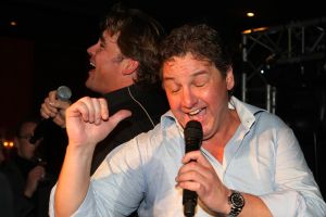 12-11-2008 SHOWBIZZ; EFFE VEEL CENTJES TE MAKKE BIJ EEN FEESTJE IN THE RED SUN. Rene en Natasja Froger en vele van hun vrienden kwamen bijeen om veel Euries te soren voor de Voedselbank. Er was veel muziek-eten-drank en een echte veilingmeester die regelrecht de euries uit je zak toverde. Junior Zegger maakte er een echt feest van en haalde ruim 300.000 euries op voor Clara en Sjaak Sies  van de voedselbank. Ook werd op deze avond besloten dat Jeroen v.d.Boom maar de nieuwe Topper moest worden. Zo ging iedereen weer tevreden naar huis met of zonder euri op zak.
foto: Albert den Iseger.