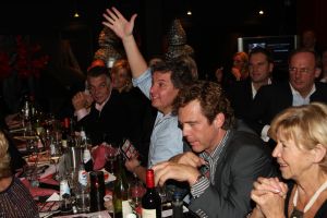 12-11-2008 SHOWBIZZ; EFFE VEEL CENTJES TE MAKKE BIJ EEN FEESTJE IN THE RED SUN. Rene en Natasja Froger en vele van hun vrienden kwamen bijeen om veel Euries te soren voor de Voedselbank. Er was veel muziek-eten-drank en een echte veilingmeester die regelrecht de euries uit je zak toverde. Junior Zegger maakte er een echt feest van en haalde ruim 300.000 euries op voor Clara en Sjaak Sies  van de voedselbank. Ook werd op deze avond besloten dat Jeroen v.d.Boom maar de nieuwe Topper moest worden. Zo ging iedereen weer tevreden naar huis met of zonder euri op zak.
foto: Albert den Iseger.