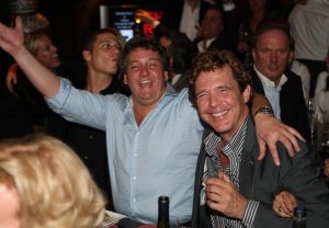 12-11-2008 SHOWBIZZ; EFFE VEEL CENTJES TE MAKKE BIJ EEN FEESTJE IN THE RED SUN. Rene en Natasja Froger en vele van hun vrienden kwamen bijeen om veel Euries te soren voor de Voedselbank. Er was veel muziek-eten-drank en een echte veilingmeester die regelrecht de euries uit je zak toverde. Junior Zegger maakte er een echt feest van en haalde ruim 300.000 euries op voor Clara en Sjaak Sies  van de voedselbank. Ook werd op deze avond besloten dat Jeroen v.d.Boom maar de nieuwe Topper moest worden. Zo ging iedereen weer tevreden naar huis met of zonder euri op zak.
foto: Albert den Iseger.