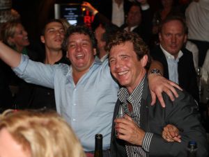 12-11-2008 SHOWBIZZ; EFFE VEEL CENTJES TE MAKKE BIJ EEN FEESTJE IN THE RED SUN. Rene en Natasja Froger en vele van hun vrienden kwamen bijeen om veel Euries te soren voor de Voedselbank. Er was veel muziek-eten-drank en een echte veilingmeester die regelrecht de euries uit je zak toverde. Junior Zegger maakte er een echt feest van en haalde ruim 300.000 euries op voor Clara en Sjaak Sies  van de voedselbank. Ook werd op deze avond besloten dat Jeroen v.d.Boom maar de nieuwe Topper moest worden. Zo ging iedereen weer tevreden naar huis met of zonder euri op zak.
foto: Albert den Iseger.