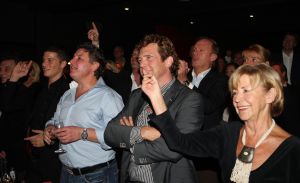 12-11-2008 SHOWBIZZ; EFFE VEEL CENTJES TE MAKKE BIJ EEN FEESTJE IN THE RED SUN. Rene en Natasja Froger en vele van hun vrienden kwamen bijeen om veel Euries te soren voor de Voedselbank. Er was veel muziek-eten-drank en een echte veilingmeester die regelrecht de euries uit je zak toverde. Junior Zegger maakte er een echt feest van en haalde ruim 300.000 euries op voor Clara en Sjaak Sies  van de voedselbank. Ook werd op deze avond besloten dat Jeroen v.d.Boom maar de nieuwe Topper moest worden. Zo ging iedereen weer tevreden naar huis met of zonder euri op zak.
foto: Albert den Iseger.