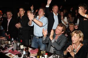 12-11-2008 SHOWBIZZ; EFFE VEEL CENTJES TE MAKKE BIJ EEN FEESTJE IN THE RED SUN. Rene en Natasja Froger en vele van hun vrienden kwamen bijeen om veel Euries te soren voor de Voedselbank. Er was veel muziek-eten-drank en een echte veilingmeester die regelrecht de euries uit je zak toverde. Junior Zegger maakte er een echt feest van en haalde ruim 300.000 euries op voor Clara en Sjaak Sies  van de voedselbank. Ook werd op deze avond besloten dat Jeroen v.d.Boom maar de nieuwe Topper moest worden. Zo ging iedereen weer tevreden naar huis met of zonder euri op zak.
foto: Albert den Iseger.