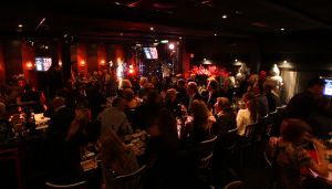 12-11-2008 SHOWBIZZ; EFFE VEEL CENTJES TE MAKKE BIJ EEN FEESTJE IN THE RED SUN. Rene en Natasja Froger en vele van hun vrienden kwamen bijeen om veel Euries te soren voor de Voedselbank. Er was veel muziek-eten-drank en een echte veilingmeester die regelrecht de euries uit je zak toverde. Junior Zegger maakte er een echt feest van en haalde ruim 300.000 euries op voor Clara en Sjaak Sies  van de voedselbank. Ook werd op deze avond besloten dat Jeroen v.d.Boom maar de nieuwe Topper moest worden. Zo ging iedereen weer tevreden naar huis met of zonder euri op zak.
foto: Albert den Iseger.