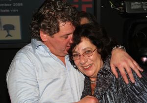 12-11-2008 SHOWBIZZ; EFFE VEEL CENTJES TE MAKKE BIJ EEN FEESTJE IN THE RED SUN. Rene en Natasja Froger en vele van hun vrienden kwamen bijeen om veel Euries te soren voor de Voedselbank. Er was veel muziek-eten-drank en een echte veilingmeester die regelrecht de euries uit je zak toverde. Junior Zegger maakte er een echt feest van en haalde ruim 300.000 euries op voor Clara en Sjaak Sies  van de voedselbank. Ook werd op deze avond besloten dat Jeroen v.d.Boom maar de nieuwe Topper moest worden. Zo ging iedereen weer tevreden naar huis met of zonder euri op zak.
foto: Albert den Iseger.