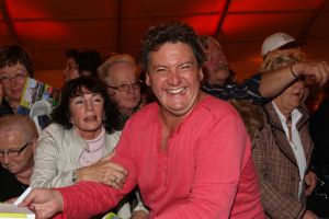 06-11-2008 SHOWBIZZ; TROS MUZIEKFEEST BELLA ITALIE A.S. VRIJDAG OP DE BUIS. Een zeer gezellig muziek feest van de Tros publieksreis naar Italie is a.s vrijdagavond weer op de buis. Vele artiesten treden op o.a. in Venetie en aan het prachtige Garda meer. Frans Bauer is te zien als gondelier en met Marianne Weber vaart hij door de grachtjes van Venetie. Een uitgebreid verslag staat ook deze week in weekblad Prive. Artiesten die optreden zijn oa. Peter Berger - Thomas Berge - Frans Bauer en Marianne Weber-Jorge Castro en Rene Froger. Ja het was weer Bella Italia.
foto: Albert den Iseger.