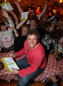 06-11-2008 SHOWBIZZ; TROS MUZIEKFEEST BELLA ITALIE A.S. VRIJDAG OP DE BUIS. Een zeer gezellig muziek feest van de Tros publieksreis naar Italie is a.s vrijdagavond weer op de buis. Vele artiesten treden op o.a. in Venetie en aan het prachtige Garda meer. Frans Bauer is te zien als gondelier en met Marianne Weber vaart hij door de grachtjes van Venetie. Een uitgebreid verslag staat ook deze week in weekblad Prive. Artiesten die optreden zijn oa. Peter Berger - Thomas Berge - Frans Bauer en Marianne Weber-Jorge Castro en Rene Froger. Ja het was weer Bella Italia.
foto: Albert den Iseger.