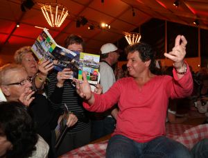 06-11-2008 SHOWBIZZ; TROS MUZIEKFEEST BELLA ITALIE A.S. VRIJDAG OP DE BUIS. Een zeer gezellig muziek feest van de Tros publieksreis naar Italie is a.s vrijdagavond weer op de buis. Vele artiesten treden op o.a. in Venetie en aan het prachtige Garda meer. Frans Bauer is te zien als gondelier en met Marianne Weber vaart hij door de grachtjes van Venetie. Een uitgebreid verslag staat ook deze week in weekblad Prive. Artiesten die optreden zijn oa. Peter Berger - Thomas Berge - Frans Bauer en Marianne Weber-Jorge Castro en Rene Froger. Ja het was weer Bella Italia.
foto: Albert den Iseger.