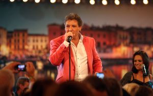06-11-2008 SHOWBIZZ; TROS MUZIEKFEEST BELLA ITALIE A.S. VRIJDAG OP DE BUIS. Een zeer gezellig muziek feest van de Tros publieksreis naar Italie is a.s vrijdagavond weer op de buis. Vele artiesten treden op o.a. in Venetie en aan het prachtige Garda meer. Frans Bauer is te zien als gondelier en met Marianne Weber vaart hij door de grachtjes van Venetie. Een uitgebreid verslag staat ook deze week in weekblad Prive. Artiesten die optreden zijn oa. Peter Berger - Thomas Berge - Frans Bauer en Marianne Weber-Jorge Castro en Rene Froger. Ja het was weer Bella Italia.
foto: Albert den Iseger.