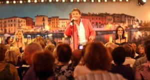06-11-2008 SHOWBIZZ; TROS MUZIEKFEEST BELLA ITALIE A.S. VRIJDAG OP DE BUIS. Een zeer gezellig muziek feest van de Tros publieksreis naar Italie is a.s vrijdagavond weer op de buis. Vele artiesten treden op o.a. in Venetie en aan het prachtige Garda meer. Frans Bauer is te zien als gondelier en met Marianne Weber vaart hij door de grachtjes van Venetie. Een uitgebreid verslag staat ook deze week in weekblad Prive. Artiesten die optreden zijn oa. Peter Berger - Thomas Berge - Frans Bauer en Marianne Weber-Jorge Castro en Rene Froger. Ja het was weer Bella Italia.
foto: Albert den Iseger.