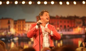 06-11-2008 SHOWBIZZ; TROS MUZIEKFEEST BELLA ITALIE A.S. VRIJDAG OP DE BUIS. Een zeer gezellig muziek feest van de Tros publieksreis naar Italie is a.s vrijdagavond weer op de buis. Vele artiesten treden op o.a. in Venetie en aan het prachtige Garda meer. Frans Bauer is te zien als gondelier en met Marianne Weber vaart hij door de grachtjes van Venetie. Een uitgebreid verslag staat ook deze week in weekblad Prive. Artiesten die optreden zijn oa. Peter Berger - Thomas Berge - Frans Bauer en Marianne Weber-Jorge Castro en Rene Froger. Ja het was weer Bella Italia.
foto: Albert den Iseger.