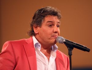 06-11-2008 SHOWBIZZ; TROS MUZIEKFEEST BELLA ITALIE A.S. VRIJDAG OP DE BUIS. Een zeer gezellig muziek feest van de Tros publieksreis naar Italie is a.s vrijdagavond weer op de buis. Vele artiesten treden op o.a. in Venetie en aan het prachtige Garda meer. Frans Bauer is te zien als gondelier en met Marianne Weber vaart hij door de grachtjes van Venetie. Een uitgebreid verslag staat ook deze week in weekblad Prive. Artiesten die optreden zijn oa. Peter Berger - Thomas Berge - Frans Bauer en Marianne Weber-Jorge Castro en Rene Froger. Ja het was weer Bella Italia.
foto: Albert den Iseger.