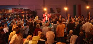 06-11-2008 SHOWBIZZ; TROS MUZIEKFEEST BELLA ITALIE A.S. VRIJDAG OP DE BUIS. Een zeer gezellig muziek feest van de Tros publieksreis naar Italie is a.s vrijdagavond weer op de buis. Vele artiesten treden op o.a. in Venetie en aan het prachtige Garda meer. Frans Bauer is te zien als gondelier en met Marianne Weber vaart hij door de grachtjes van Venetie. Een uitgebreid verslag staat ook deze week in weekblad Prive. Artiesten die optrede06-11-2008 SHOWBIZZ; TROS MUZIEKFEEST BELLA ITALIE A.S. VRIJDAG OP DE BUIS. Een zeer gezellig muziek feest van de Tros publieksreis naar Italie is a.s vrijdagavond weer op de buis. Vele artiesten treden op o.a. in Venetie en aan het prachtige Garda meer. Frans Bauer is te zien als gondelier en met Marianne Weber vaart hij door de grachtjes van Venetie. Een uitgebreid verslag staat ook deze week in weekblad Prive. Artiesten die optreden zijn oa. Peter Berger - Thomas Berge - Frans Bauer en Marianne Weber-Jorge Castro en Rene Froger. Ja het was weer Bella Italia.
foto: Albert den Iseger.