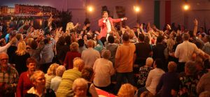 06-11-2008 SHOWBIZZ; TROS MUZIEKFEEST BELLA ITALIE A.S. VRIJDAG OP DE BUIS. Een zeer gezellig muziek feest van de Tros publieksreis naar Italie is a.s vrijdagavond weer op de buis. Vele artiesten treden op o.a. in Venetie en aan het prachtige Garda meer. Frans Bauer is te zien als gondelier en met Marianne Weber vaart hij door de grachtjes van Venetie. Een uitgebreid verslag staat ook deze week in weekblad Prive. Artiesten die optreden zijn oa. Peter Berger - Thomas Berge - Frans Bauer en Marianne Weber-Jorge Castro en Rene Froger. Ja het was weer Bella Italia.
foto: Albert den Iseger.