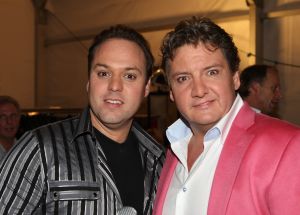 06-11-2008 SHOWBIZZ; TROS MUZIEKFEEST BELLA ITALIE A.S. VRIJDAG OP DE BUIS. Een zeer gezellig muziek feest van de Tros publieksreis naar Italie is a.s vrijdagavond weer op de buis. Vele artiesten treden op o.a. in Venetie en aan het prachtige Garda meer. Frans Bauer is te zien als gondelier en met Marianne Weber vaart hij door de grachtjes van Venetie. Een uitgebreid verslag staat ook deze week in weekblad Prive. Artiesten die optreden zijn oa. Peter Berger - Thomas Berge - Frans Bauer en Marianne Weber-Jorge Castro en Rene Froger. Ja het was weer Bella Italia.
foto: Albert den Iseger.