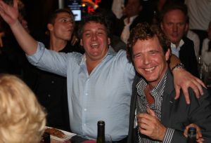 12-11-2008 SHOWBIZZ; EFFE VEEL CENTJES TE MAKKE BIJ EEN FEESTJE IN THE RED SUN. Rene en Natasja Froger en vele van hun vrienden kwamen bijeen om veel Euries te soren voor de Voedselbank. Er was veel muziek-eten-drank en een echte veilingmeester die regelrecht de euries uit je zak toverde. Junior Zegger maakte er een echt feest van en haalde ruim 300.000 euries op voor Clara en Sjaak Sies  van de voedselbank. Ook werd op deze avond besloten dat Jeroen v.d.Boom maar de nieuwe Topper moest worden. Zo ging iedereen weer tevreden naar huis met of zonder euri op zak.
foto: Albert den Iseger.