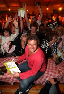 06-11-2008 SHOWBIZZ; TROS MUZIEKFEEST BELLA ITALIE A.S. VRIJDAG OP DE BUIS. Een zeer gezellig muziek feest van de Tros publieksreis naar Italie is a.s vrijdagavond weer op de buis. Vele artiesten treden op o.a. in Venetie en aan het prachtige Garda meer. Frans Bauer is te zien als gondelier en met Marianne Weber vaart hij door de grachtjes van Venetie. Een uitgebreid verslag staat ook deze week in weekblad Prive. Artiesten die optreden zijn oa. Peter Berger - Thomas Berge - Frans Bauer en Marianne Weber-Jorge Castro en Rene Froger. Ja het was weer Bella Italia.
foto: Albert den Iseger.