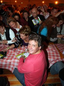06-11-2008 SHOWBIZZ; TROS MUZIEKFEEST BELLA ITALIE A.S. VRIJDAG OP DE BUIS. Een zeer gezellig muziek feest van de Tros publieksreis naar Italie is a.s vrijdagavond weer op de buis. Vele artiesten treden op o.a. in Venetie en aan het prachtige Garda meer. Frans Bauer is te zien als gondelier en met Marianne Weber vaart hij door de grachtjes van Venetie. Een uitgebreid verslag staat ook deze week in weekblad Prive. Artiesten die optreden zijn oa. Peter Berger - Thomas Berge - Frans Bauer en Marianne Weber-Jorge Castro en Rene Froger. Ja het was weer Bella Italia.
foto: Albert den Iseger.