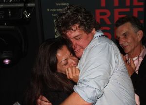12-11-2008 SHOWBIZZ; EFFE VEEL CENTJES TE MAKKE BIJ EEN FEESTJE IN THE RED SUN. Rene en Natasja Froger en vele van hun vrienden kwamen bijeen om veel Euries te soren voor de Voedselbank. Er was veel muziek-eten-drank en een echte veilingmeester die regelrecht de euries uit je zak toverde. Junior Zegger maakte er een echt feest van en haalde ruim 300.000 euries op voor Clara en Sjaak Sies  van de voedselbank. Ook werd op deze avond besloten dat Jeroen v.d.Boom maar de nieuwe Topper moest worden. Zo ging iedereen weer tevreden naar huis met of zonder euri op zak.
foto: Albert den Iseger.