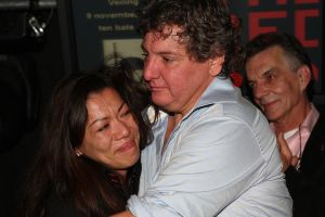 12-11-2008 SHOWBIZZ; EFFE VEEL CENTJES TE MAKKE BIJ EEN FEESTJE IN THE RED SUN. Rene en Natasja Froger en vele van hun vrienden kwamen bijeen om veel Euries te soren voor de Voedselbank. Er was veel muziek-eten-drank en een echte veilingmeester die regelrecht de euries uit je zak toverde. Junior Zegger maakte er een echt feest van en haalde ruim 300.000 euries op voor Clara en Sjaak Sies  van de voedselbank. Ook werd op deze avond besloten dat Jeroen v.d.Boom maar de nieuwe Topper moest worden. Zo ging iedereen weer tevreden naar huis met of zonder euri op zak.
foto: Albert den Iseger.