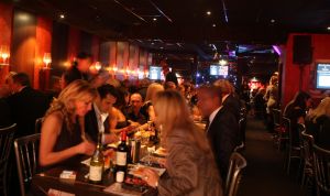 12-11-2008 SHOWBIZZ; EFFE VEEL CENTJES TE MAKKE BIJ EEN FEESTJE IN THE RED SUN. Rene en Natasja Froger en vele van hun vrienden kwamen bijeen om veel Euries te soren voor de Voedselbank. Er was veel muziek-eten-drank en een echte veilingmeester die regelrecht de euries uit je zak toverde. Junior Zegger maakte er een echt feest van en haalde ruim 300.000 euries op voor Clara en Sjaak Sies  van de voedselbank. Ook werd op deze avond besloten dat Jeroen v.d.Boom maar de nieuwe Topper moest worden. Zo ging iedereen weer tevreden naar huis met of zonder euri op zak.
foto: Albert den Iseger.
