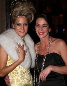 26-11-2008 SHOWBIZZ; HANS EN SOPHIE KRAAIJ BIJ MODE SHOW VAN HU SCHE IN ARNHEM.
De Chinese kleding designer Hu Sche gaf een onwijze modeshow in een kerk in hartje  Arnhem. Meer dan 500 mensen genoten van een heerlijk chinees 4 gangen diner met voortreffelijke wijnen en daarna een geweldig modespectacle van designer  Hu Sche. Als sluit stuk van de avond liep Sophie Kraaij mee in een prachtige bruidsjurk. Daarna knalde de Hans de flessen open tot laat in de nacht was het een en al feest in de mooie kerk van Arnhem. Een prachtig verhaal van Hans en Sophie Kraaij deze week in uw weekblad Prive.
foto: Albert den Iseger.