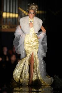 26-11-2008 SHOWBIZZ; HANS EN SOPHIE KRAAIJ BIJ MODE SHOW VAN HU SCHE IN ARNHEM.
De Chinese kleding designer Hu Sche gaf een onwijze modeshow in een kerk in hartje  Arnhem. Meer dan 500 mensen genoten van een heerlijk chinees 4 gangen diner met voortreffelijke wijnen en daarna een geweldig modespectacle van designer  Hu Sche. Als sluit stuk van de avond liep Sophie Kraaij mee in een prachtige bruidsjurk. Daarna knalde de Hans de flessen open tot laat in de nacht was het een en al feest in de mooie kerk van Arnhem. Een prachtig verhaal van Hans en Sophie Kraaij deze week in uw weekblad Prive.
foto: Albert den Iseger.