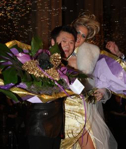 26-11-2008 SHOWBIZZ; HANS EN SOPHIE KRAAIJ BIJ MODE SHOW VAN HU SCHE IN ARNHEM.
De Chinese kleding designer Hu Sche gaf een onwijze modeshow in een kerk in hartje  Arnhem. Meer dan 500 mensen genoten van een heerlijk chinees 4 gangen diner met voortreffelijke wijnen en daarna een geweldig modespectacle van designer  Hu Sche. Als sluit stuk van de avond liep Sophie Kraaij mee in een prachtige bruidsjurk. Daarna knalde de Hans de flessen open tot laat in de nacht was het een en al feest in de mooie kerk van Arnhem. Een prachtig verhaal van Hans en Sophie Kraaij deze week in uw weekblad Prive.
foto: Albert den Iseger.