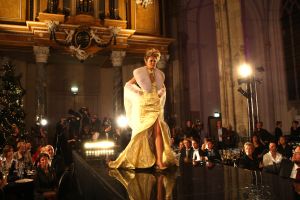 26-11-2008 SHOWBIZZ; HANS EN SOPHIE KRAAIJ BIJ MODE SHOW VAN HU SCHE IN ARNHEM.
De Chinese kleding designer Hu Sche gaf een onwijze modeshow in een kerk in hartje  Arnhem. Meer dan 500 mensen genoten van een heerlijk chinees 4 gangen diner met voortreffelijke wijnen en daarna een geweldig modespectacle van designer  Hu Sche. Als sluit stuk van de avond liep Sophie Kraaij mee in een prachtige bruidsjurk. Daarna knalde de Hans de flessen open tot laat in de nacht was het een en al feest in de mooie kerk van Arnhem. Een prachtig verhaal van Hans en Sophie Kraaij deze week in uw weekblad Prive.
foto: Albert den Iseger.