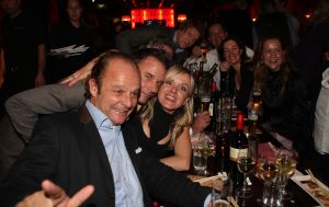 12-11-2008 SHOWBIZZ; EFFE VEEL CENTJES TE MAKKE BIJ EEN FEESTJE IN THE RED SUN. Rene en Natasja Froger en vele van hun vrienden kwamen bijeen om veel Euries te soren voor de Voedselbank. Er was veel muziek-eten-drank en een echte veilingmeester die regelrecht de euries uit je zak toverde. Junior Zegger maakte er een echt feest van en haalde ruim 300.000 euries op voor Clara en Sjaak Sies  van de voedselbank. Ook werd op deze avond besloten dat Jeroen v.d.Boom maar de nieuwe Topper moest worden. Zo ging iedereen weer tevreden naar huis met of zonder euri op zak.
foto: Albert den Iseger.