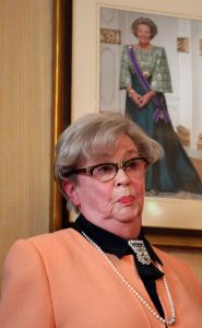 03-11-2008 SHOWBIZZ; COUTURIERS DOEN BOEKJE OPEN OVER DE KLEDING VAN DE ORANJES. Geen idee of de koningin dit boek leuk vindt maar ik heb het haar niet gevraagd, zo vertelde Els Smit mij de schrijfster van dit prachtige boek.
foto: Albert den Iseger.