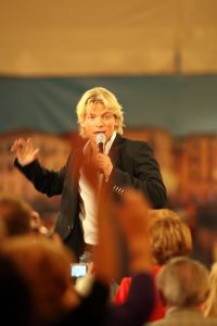 06-11-2008 SHOWBIZZ; TROS MUZIEKFEEST BELLA ITALIE A.S. VRIJDAG OP DE BUIS. Een zeer gezellig muziek feest van de Tros publieksreis naar Italie is a.s vrijdagavond weer op de buis. Vele artiesten treden op o.a. in Venetie en aan het prachtige Garda meer. Frans Bauer is te zien als gondelier en met Marianne Weber vaart hij door de grachtjes van Venetie. Een uitgebreid verslag staat ook deze week in weekblad Prive. Artiesten die optreden zijn oa. Peter Berger - Thomas Berge - Frans Bauer en Marianne Weber-Jorge Castro en Rene Froger. Ja het was weer Bella Italia.
foto: Albert den Iseger.