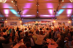 06-11-2008 SHOWBIZZ; TROS MUZIEKFEEST BELLA ITALIE A.S. VRIJDAG OP DE BUIS. Een zeer gezellig muziek feest van de Tros publieksreis naar Italie is a.s vrijdagavond weer op de buis. Vele artiesten treden op o.a. in Venetie en aan het prachtige Garda meer. Frans Bauer is te zien als gondelier en met Marianne Weber vaart hij door de grachtjes van Venetie. Een uitgebreid verslag staat ook deze week in weekblad Prive. Artiesten die optreden zijn oa. Peter Berger - Thomas Berge - Frans Bauer en Marianne Weber-Jorge Castro en Rene Froger. Ja het was weer Bella Italia.
foto: Albert den Iseger.