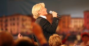 06-11-2008 SHOWBIZZ; TROS MUZIEKFEEST BELLA ITALIE A.S. VRIJDAG OP DE BUIS. Een zeer gezellig muziek feest van de Tros publieksreis naar Italie is a.s vrijdagavond weer op de buis. Vele artiesten treden op o.a. in Venetie en aan het prachtige Garda meer. Frans Bauer is te zien als gondelier en met Marianne Weber vaart hij door de grachtjes van Venetie. Een uitgebreid verslag staat ook deze week in weekblad Prive. Artiesten die optreden zijn oa. Peter Berger - Thomas Berge - Frans Bauer en Marianne Weber-Jorge Castro en Rene Froger. Ja het was weer Bella Italia.
foto: Albert den Iseger.
