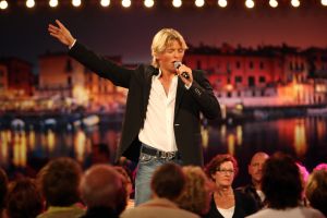 06-11-2008 SHOWBIZZ; TROS MUZIEKFEEST BELLA ITALIE A.S. VRIJDAG OP DE BUIS. Een zeer gezellig muziek feest van de Tros publieksreis naar Italie is a.s vrijdagavond weer op de buis. Vele artiesten treden op o.a. in Venetie en aan het prachtige Garda meer. Frans Bauer is te zien als gondelier en met Marianne Weber vaart hij door de grachtjes van Venetie. Een uitgebreid verslag staat ook deze week in weekblad Prive. Artiesten die optreden zijn oa. Peter Berger - Thomas Berge - Frans Bauer en Marianne Weber-Jorge Castro en Rene Froger. Ja het was weer Bella Italia.
foto: Albert den Iseger.