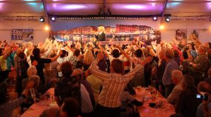 06-11-2008 SHOWBIZZ; TROS MUZIEKFEEST BELLA ITALIE A.S. VRIJDAG OP DE BUIS. Een zeer gezellig muziek feest van de Tros publieksreis naar Italie is a.s vrijdagavond weer op de buis. Vele artiesten treden op o.a. in Venetie en aan het prachtige Garda meer. Frans Bauer is te zien als gondelier en met Marianne Weber vaart hij door de grachtjes van Venetie. Een uitgebreid verslag staat ook deze week in weekblad Prive. Artiesten die optreden zijn oa. Peter Berger - Thomas Berge - Frans Bauer en Marianne Weber-Jorge Castro en Rene Froger. Ja het was weer Bella Italia.
foto: Albert den Iseger.
