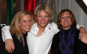 06-11-2008 SHOWBIZZ; TROS MUZIEKFEEST BELLA ITALIE A.S. VRIJDAG OP DE BUIS. Een zeer gezellig muziek feest van de Tros publieksreis naar Italie is a.s vrijdagavond weer op de buis. Vele artiesten treden op o.a. in Venetie en aan het prachtige Garda meer. Frans Bauer is te zien als gondelier en met Marianne Weber vaart hij door de grachtjes van Venetie. Een uitgebreid verslag staat ook deze week in weekblad Prive. Artiesten die optreden zijn oa. Peter Berger - Thomas Berge - Frans Bauer en Marianne Weber-Jorge Castro en Rene Froger. Ja het was weer Bella Italia.
foto: Albert den Iseger.