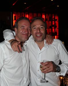 12-11-2008 SHOWBIZZ; EFFE VEEL CENTJES TE MAKKE BIJ EEN FEESTJE IN THE RED SUN. Rene en Natasja Froger en vele van hun vrienden kwamen bijeen om veel Euries te soren voor de Voedselbank. Er was veel muziek-eten-drank en een echte veilingmeester die regelrecht de euries uit je zak toverde. Junior Zegger maakte er een echt feest van en haalde ruim 300.000 euries op voor Clara en Sjaak Sies  van de voedselbank. Ook werd op deze avond besloten dat Jeroen v.d.Boom maar de nieuwe Topper moest worden. Zo ging iedereen weer tevreden naar huis met of zonder euri op zak.
foto: Albert den Iseger.