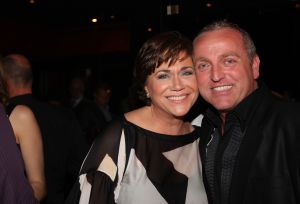 12-11-2008 SHOWBIZZ; EFFE VEEL CENTJES TE MAKKE BIJ EEN FEESTJE IN THE RED SUN. Rene en Natasja Froger en vele van hun vrienden kwamen bijeen om veel Euries te soren voor de Voedselbank. Er was veel muziek-eten-drank en een echte veilingmeester die regelrecht de euries uit je zak toverde. Junior Zegger maakte er een echt feest van en haalde ruim 300.000 euries op voor Clara en Sjaak Sies  van de voedselbank. Ook werd op deze avond besloten dat Jeroen v.d.Boom maar de nieuwe Topper moest worden. Zo ging iedereen weer tevreden naar huis met of zonder euri op zak.
foto: Albert den Iseger.