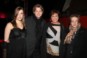12-11-2008 SHOWBIZZ; EFFE VEEL CENTJES TE MAKKE BIJ EEN FEESTJE IN THE RED SUN. Rene en Natasja Froger en vele van hun vrienden kwamen bijeen om veel Euries te soren voor de Voedselbank. Er was veel muziek-eten-drank en een echte veilingmeester die regelrecht de euries uit je zak toverde. Junior Zegger maakte er een echt feest van en haalde ruim 300.000 euries op voor Clara en Sjaak Sies  van de voedselbank. Ook werd op deze avond besloten dat Jeroen v.d.Boom maar de nieuwe Topper moest worden. Zo ging iedereen weer tevreden naar huis met of zonder euri op zak.
foto: Albert den Iseger.