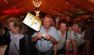 06-11-2008 SHOWBIZZ; TROS MUZIEKFEEST BELLA ITALIE A.S. VRIJDAG OP DE BUIS. Een zeer gezellig muziek feest van de Tros publieksreis naar Italie is a.s vrijdagavond weer op de buis. Vele artiesten treden op o.a. in Venetie en aan het prachtige Garda meer. Frans Bauer is te zien als gondelier en met Marianne Weber vaart hij door de grachtjes van Venetie. Een uitgebreid verslag staat ook deze week in weekblad Prive. Artiesten die optreden zijn oa. Peter Berger - Thomas Berge - Frans Bauer en Marianne Weber-Jorge Castro en Rene Froger. Ja het was weer Bella Italia.
foto: Albert den Iseger.