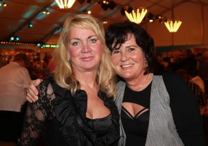 06-11-2008 SHOWBIZZ; TROS MUZIEKFEEST BELLA ITALIE A.S. VRIJDAG OP DE BUIS. Een zeer gezellig muziek feest van de Tros publieksreis naar Italie is a.s vrijdagavond weer op de buis. Vele artiesten treden op o.a. in Venetie en aan het prachtige Garda meer. Frans Bauer is te zien als gondelier en met Marianne Weber vaart hij door de grachtjes van Venetie. Een uitgebreid verslag staat ook deze week in weekblad Prive. Artiesten die optreden zijn oa. Peter Berger - Thomas Berge - Frans Bauer en Marianne Weber-Jorge Castro en Rene Froger. Ja het was weer Bella Italia.
foto: Albert den Iseger.