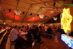 06-11-2008 SHOWBIZZ; TROS MUZIEKFEEST BELLA ITALIE A.S. VRIJDAG OP DE BUIS. Een zeer gezellig muziek feest van de Tros publieksreis naar Italie is a.s vrijdagavond weer op de buis. Vele artiesten treden op o.a. in Venetie en aan het prachtige Garda meer. Frans Bauer is te zien als gondelier en met Marianne Weber vaart hij door de grachtjes van Venetie. Een uitgebreid verslag staat ook deze week in weekblad Prive. Artiesten die optreden zijn oa. Peter Berger - Thomas Berge - Frans Bauer en Marianne Weber-Jorge Castro en Rene Froger. Ja het was weer Bella Italia.
foto: Albert den Iseger.