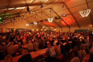 06-11-2008 SHOWBIZZ; TROS MUZIEKFEEST BELLA ITALIE A.S. VRIJDAG OP DE BUIS. Een zeer gezellig muziek feest van de Tros publieksreis naar Italie is a.s vrijdagavond weer op de buis. Vele artiesten treden op o.a. in Venetie en aan het prachtige Garda meer. Frans Bauer is te zien als gondelier en met Marianne Weber vaart hij door de grachtjes van Venetie. Een uitgebreid verslag staat ook deze week in weekblad Prive. Artiesten die optreden zijn oa. Peter Berger - Thomas Berge - Frans Bauer en Marianne Weber-Jorge Castro en Rene Froger. Ja het was weer Bella Italia.
foto: Albert den Iseger.