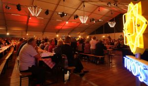 06-11-2008 SHOWBIZZ; TROS MUZIEKFEEST BELLA ITALIE A.S. VRIJDAG OP DE BUIS. Een zeer gezellig muziek feest van de Tros publieksreis naar Italie is a.s vrijdagavond weer op de buis. Vele artiesten treden op o.a. in Venetie en aan het prachtige Garda meer. Frans Bauer is te zien als gondelier en met Marianne Weber vaart hij door de grachtjes van Venetie. Een uitgebreid verslag staat ook deze week in weekblad Prive. Artiesten die optreden zijn oa. Peter Berger - Thomas Berge - Frans Bauer en Marianne Weber-Jorge Castro en Rene Froger. Ja het was weer Bella Italia.
foto: Albert den Iseger.