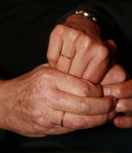 21-02-2007 SHOWBIZZ; WIK JONGSMA EN PARTNER NORA GENIETEN ELKA DAG VAN HET LEVEN. Wik Jongsma beter bekend als Meneer Harmsen de lieveling van Goede Tijden Slechte Tijden moest door een levensbedreigende ziekte stoppen met deze rol en daarna werd het erg stil rondom deze acteur.Hij belande in het ziekenhuis en maakte een zware periode door. Edwin Bredius van weekblad Prive zocht hem op in zijn Haagse appartement en hoorde waarom vele kijkers niet meer naar de serie kijken en vernam dat het stukken beter gaat met de Wik of te wel Meneer Harmsen. 
foto; Albert den Iseger.